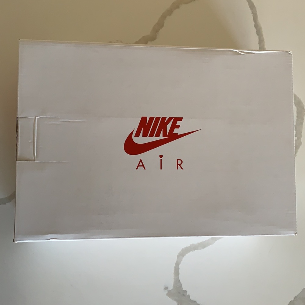 Air Force 1 QS Valentines Day - Picture 3 of 7